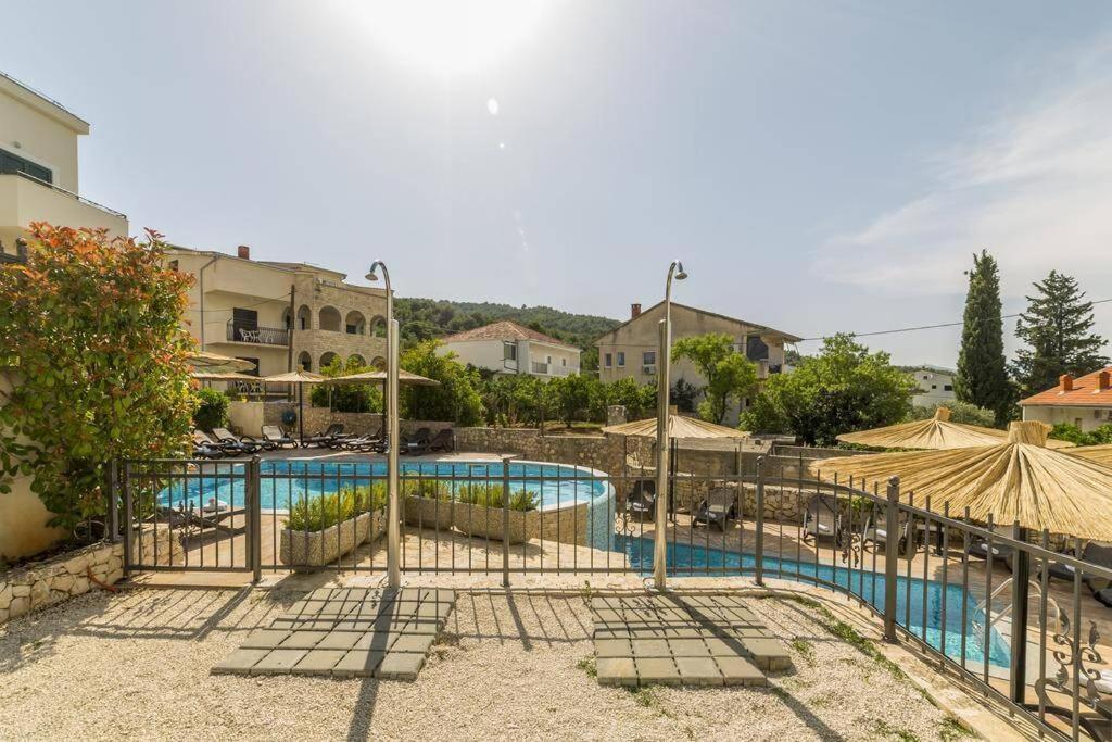 Seaesta Apartment Pool And Beach سلاتين المظهر الخارجي الصورة